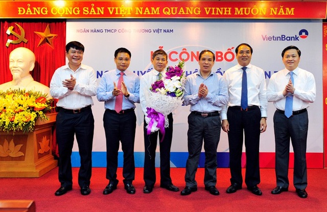 Thiếu chủ tịch, VietinBank phân công người phụ trách hội đồng quản trị - 1
Đại diện HĐQT VietinBank và các đại biểu chúc mừng ông Cát Quang Dương