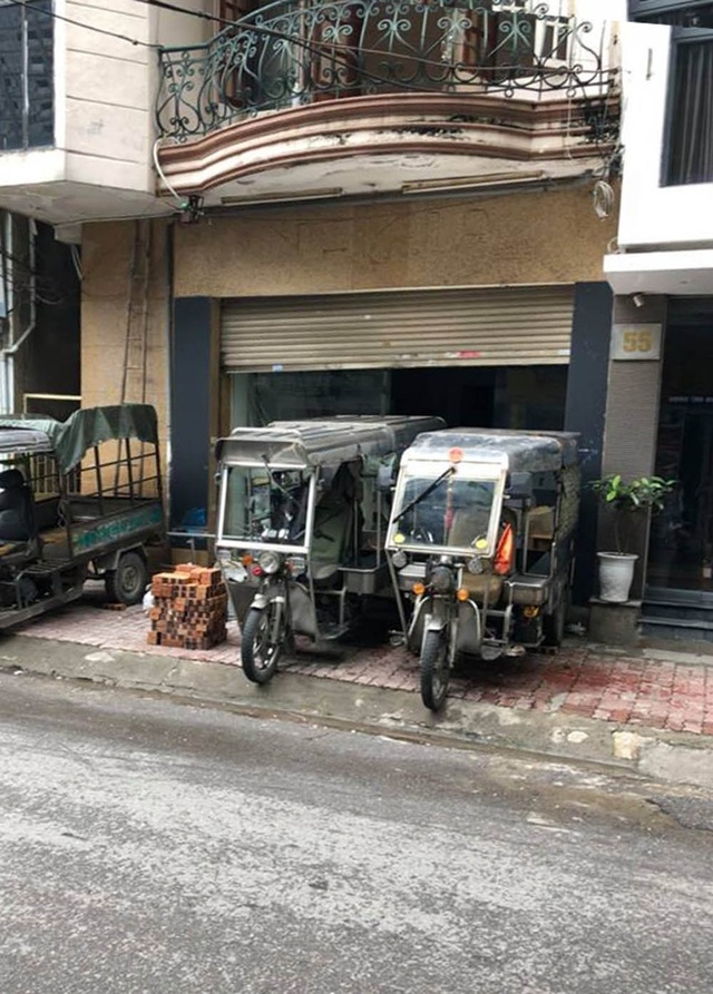 Hà Nội: Điều công an bảo vệ ngôi nhà bị nhóm người quấy rối, xâm phạm chỗ ở - 2
Nhóm người điều khiển xe ba bánh đỗ trước cửa nhà bà Nhung để cản trở, không cho bà Nhung vào nhà.