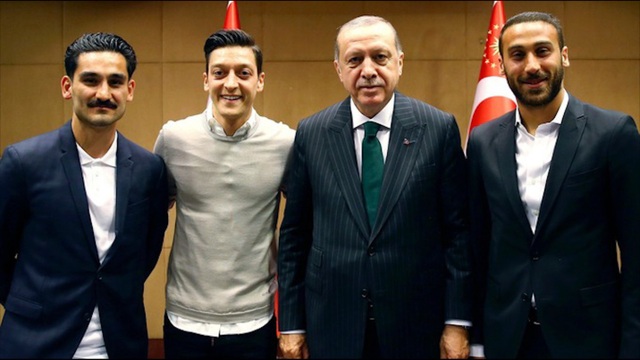 Ozil giã từ đội tuyển quốc gia là mất mát lớn cho Đức - 1
Bức ảnh Ozil chụp cùng tổng thống Thổ Nhĩ Kỳ (thứ 2 từ phải sang) gây tranh cãi
