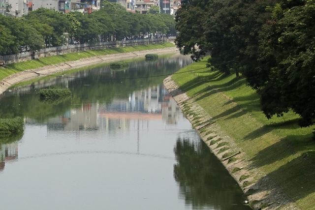 Nước sông Tô Lịch chuyển màu xanh như nước hồ Gươm - 10 Nước sông Tô Lịch chuyển màu xanh như nước hồ Gươm - 10