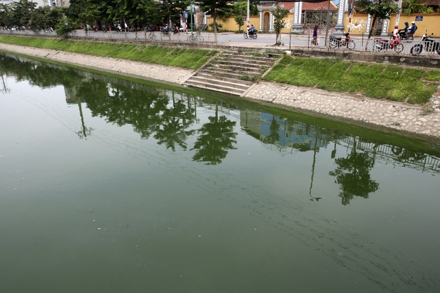 Nước sông Tô Lịch chuyển màu xanh như nước hồ Gươm - 13 Nước sông Tô Lịch chuyển màu xanh như nước hồ Gươm - 13