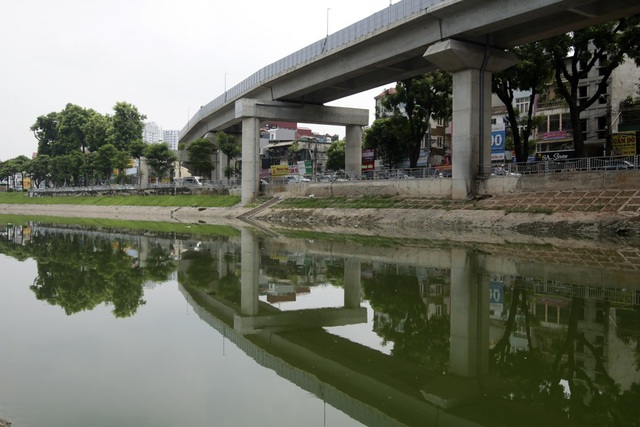 Nước sông Tô Lịch chuyển màu xanh như nước hồ Gươm - 7
Chất lượng nước sông bị ô nhiễm nghiêm trọng do mỗi ngày có khoảng 150.000 m³ nước thải sinh hoạt và nước thải công nghiệp chưa qua xử lý xả trực tiếp xuống sông.