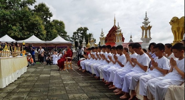 Đội bóng nhí Thái Lan bắt đầu nghi lễ đi tu sau khi được giải cứu - 1
Reuters cho biết, buổi lễ bắt đầu vào sáng nay 24/7 tại chùa Wat Phra That Doi Wao và được phát trực tiếp trên trang Facebook của chính quyền địa phương tỉnh Chiang Rai. (Ảnh: Reuters)