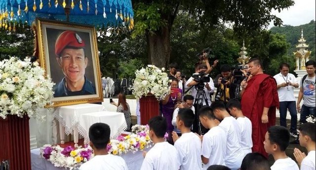 Đội bóng nhí Thái Lan bắt đầu nghi lễ đi tu sau khi được giải cứu - 6
Động thái này đã được gia đình các em chấp thuận như một lời tri ân tới cựu đặc nhiệm Hải quân Saman Kunan, người đã thiệt mạng trong chiến dịch giải cứu đội bóng. (Ảnh: Reuters)