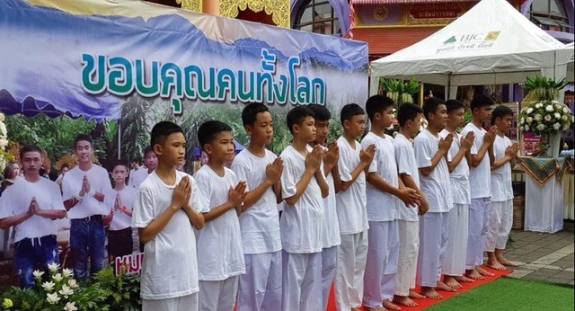 Đội bóng nhí Thái Lan bắt đầu nghi lễ đi tu sau khi được giải cứu - 7
Thành viên duy nhất của đội bóng không tham gia tu tập là Adul Sam-on, 14 tuổi, người theo đạo Thiên Chúa Giáo. (Ảnh: Reuters)