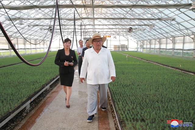 Ông Kim Jong-un đi thị sát giữa lúc kêu gọi người dân “thắt lưng buộc bụng” - 3 Tháp tùng nhà lãnh đạo Triều Tiên trong chuyến đi lần này là các quan chức cấp cao của đảng Lao động Triều Tiên.