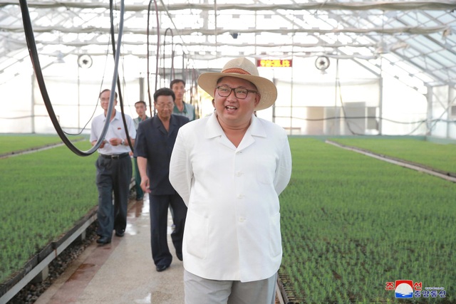Ông Kim Jong-un đi thị sát giữa lúc kêu gọi người dân “thắt lưng buộc bụng” - 4 Ông Kim Jong-un đã dành lời khen cho các công nhân làm việc tại trại ươm khi cung cấp khoảng 20 triệu cây giống mỗi năm và giải quyết các vấn đề phát sinh trong quá trình quản lý một trại ươm quy mô lớn.
