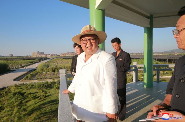 Ông Kim Jong-un đi thị sát giữa lúc kêu gọi người dân “thắt lưng buộc bụng” - 5 Chuyến thị sát của ông Kim Jong-un diễn ra đúng vào thời điểm Triều Tiên đang đẩy mạnh các dự án trồng cây gây rừng bằng cách cải thiện công nghệ nuôi cây giống.