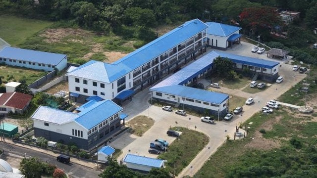 Mỹ và đồng minh ngăn Trung Quốc bành trướng ảnh hưởng tại Thái Bình Dương - 1 Một công trình ở quốc đảo Vanuatu xây bằng tiền đầu tư của Trung Quốc. (Ảnh minh họa: The Australian)