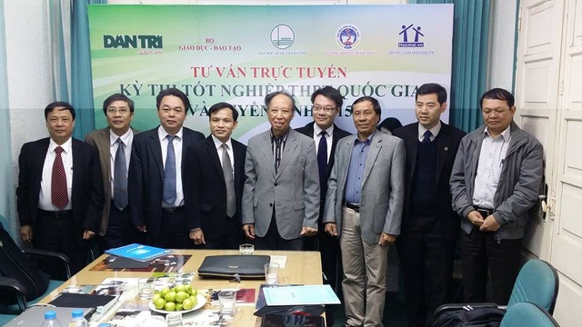 Người phanh phui gian lận điểm thi Hà Giang: “Chúng tôi không mong làm anh hùng...” - 1 Thầy Vũ Khắc Ngọc (đeo kính) tại tòa soạn Báo Dân trí trong một lần tư vấn tuyển sinh về kì thi THPT quốc gia.