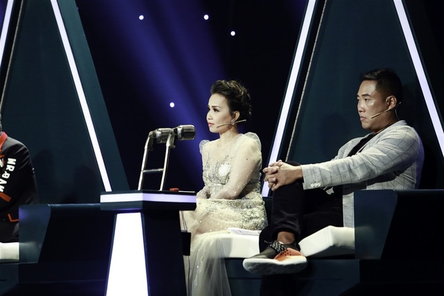 Minh Tuyết khóc kể bí mật với Cẩm Ly suýt làm cô ân hận suốt đời - 3 Cẩm Ly chăm chú lắng nghe và xúc động.
