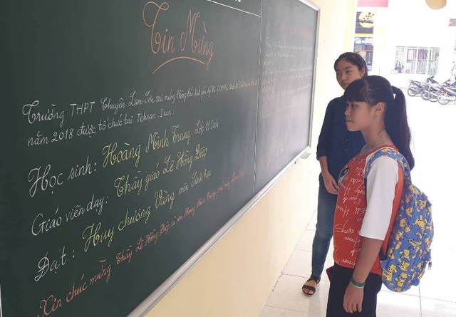 Nam sinh xứ Thanh đầu tiên giành huy chương Vàng Olympic Sinh học quốc tế - 2 Tin mừng về việc Trung giành huy chương Vàng được nhà trường thông báo trên bảng tin
