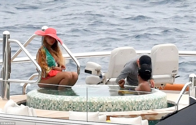 Vợ chồng Beyonce Knowles thư giãn trên du thuyền 180 triệu USD - 15
Cả gia đình cùng tắm bồn nước nóng và trò chuyện vui vẻ.