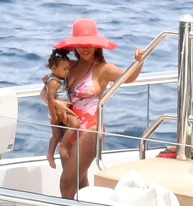Vợ chồng Beyonce Knowles thư giãn trên du thuyền 180 triệu USD - 11
Cô con gái út Rumi được mẹ bế trên tay.