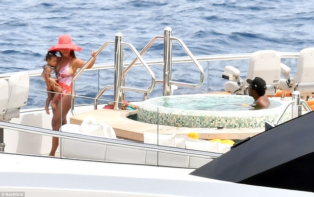 Vợ chồng Beyonce Knowles thư giãn trên du thuyền 180 triệu USD - 19
Trong khi đó, cặp sinh đôi của Beyonce và Jay-Z gần đây mới được họ khoe với người hâm mộ và truyền thông.