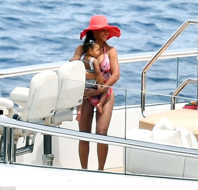 Vợ chồng Beyonce Knowles thư giãn trên du thuyền 180 triệu USD - 2
Cặp đôi đưa cắp sinh đôi một trai, một gái và cô con gái lớn lên du thuyền sang trọng trị giá 180 triệu USD tại Caprri.