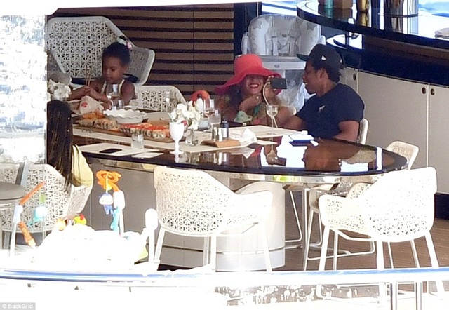Vợ chồng Beyonce Knowles thư giãn trên du thuyền 180 triệu USD - 22
Cả gia đình đã có những giây phút thư giãn vui vẻ và thoải mái.