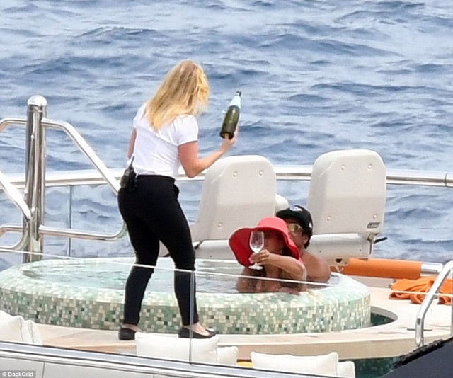 Vợ chồng Beyonce Knowles thư giãn trên du thuyền 180 triệu USD - 9
Giống như mọi cặp đôi khác, Beyonce và Jay-Z cũng từng trải qua nhiều sóng gió và rạn nứt. Nhưng với bản lĩnh của mình, Beyonce đã giữ vững mái ấm gia đình và chung sống hạnh phúc bên chồng con tới bây giờ.