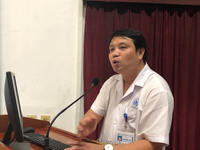 BS Toàn hướng dẫn các bước sơ cứu hóc dị vật. Ảnh: H.Hải