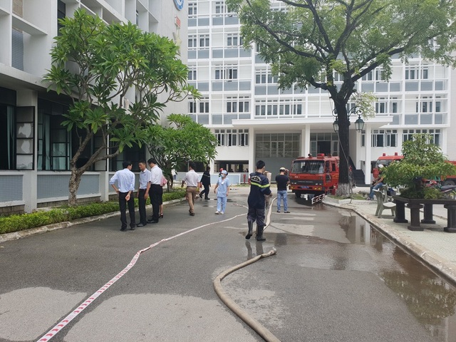 Cháy hội trường Đại học Y Dược - 6 Sau 30 phút, đám cháy đã được dập tắt và không có thiệt hại nhiều về vật chất