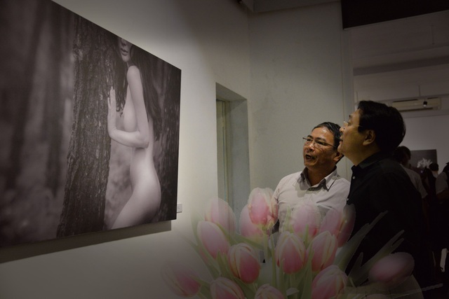 Triển lãm ảnh khoả thân thu hút lượng người xem “kỷ lục” - 2 Triển lãm ảnh khoả thân nghệ thuật đã thu hút rất nhiều sự chú ý của dư luận từ khi chưa khai mạc.