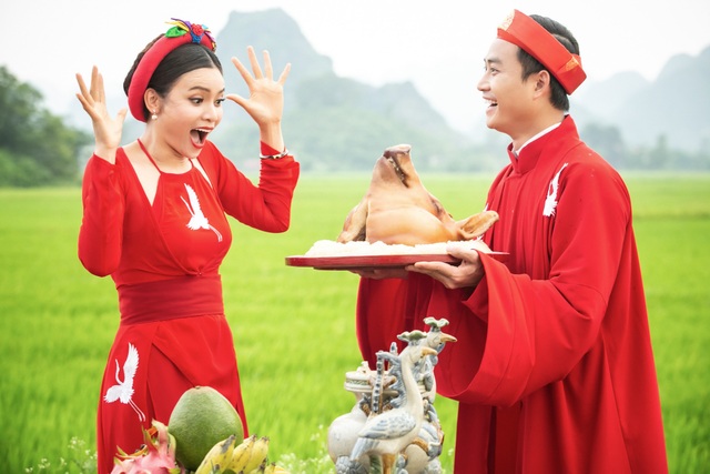 Diễn viên Tiến Lộc đòi… cưới Phạm Phương Thảo - 2
Cả hai tinh nghịch trên phim trường khi vẫn diện trên mình trang phục Chàng vinh quy.