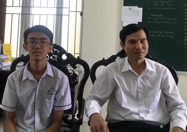 Nam sinh xứ Thanh đầu tiên giành huy chương Vàng Olympic Sinh học quốc tế - 4
Em Hoàng Minh Trung và thầy giáo chủ nhiệm Lê Hồng Điệp.