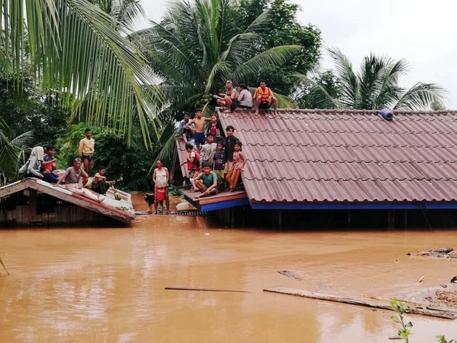 Vỡ đập tại Lào: Ít nhất 20 người chết, hơn 100 người mất tích - 3
Người dân trú tạm trên mái nhà, tránh lũ, chờ cứu hộ. (Ảnh: Reuters)