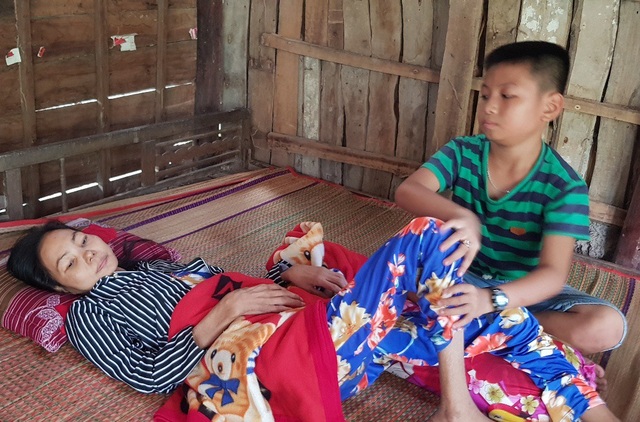 Bố chết vì ung thư, bé 9 tuổi chăm mẹ viêm đa khớp trong khốn khó - 4 Bé Phúc có gương đôi mắt sáng, gương mặt thông minh nhưng bị mồ côi cha, mẹ đang mang trọng bệnh.