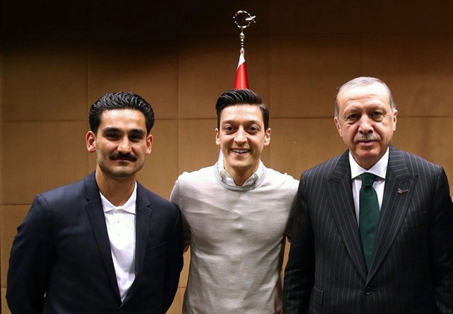 Tổng thống Thổ Nhĩ Kỳ khen quyết định từ giã tuyển Đức của Ozil - 1
Ozil chụp ảnh với Tổng thống Thổ Nhĩ Kỳ Recep Tayyip Erdogan trước thềm World Cup 2018
