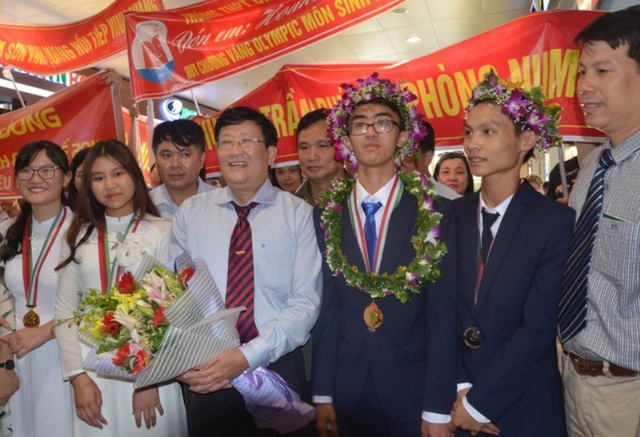 Nam sinh xứ Thanh đầu tiên giành huy chương Vàng Olympic Sinh học quốc tế - 3
Em Hoàng Minh Trung cùng các thành viên trong đoàn Việt Nam tại kỳ thi Olympic Sinh học quốc tế 2018