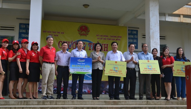 Dai-ichi Life Việt Nam tăng tốc bền vững - 1
Ông Trần Đình Quân – Tổng Giám đốc Dai-ichi Life Việt Nam (thứ 5, từ trái qua) trong chuyến thăm và tặng quà cho các em có hoàn cảnh khó khăn tại tỉnh Đắk Nông vào ngày16/7/2018