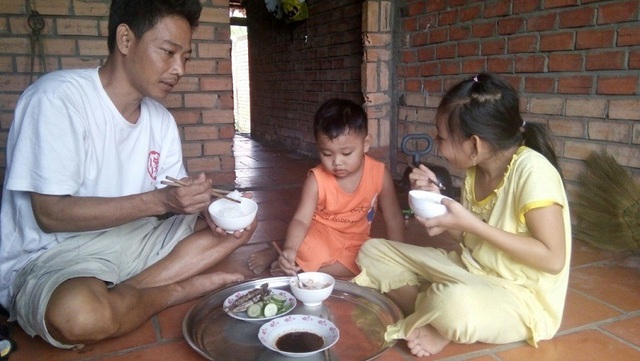 Thai phụ mất con, sốc nhiễm trùng nguy kịch - 6 Bố con anh Trung trong bữa cơm đạm bạc