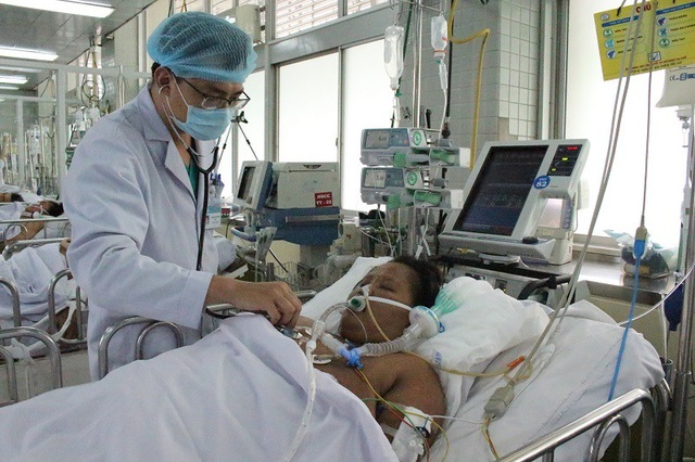 Thai phụ mất con, sốc nhiễm trùng nguy kịch - 3 Bác sĩ đang nỗ lực cứu chữa nhưng gia đình không còn khả năng chi trả viện phí
