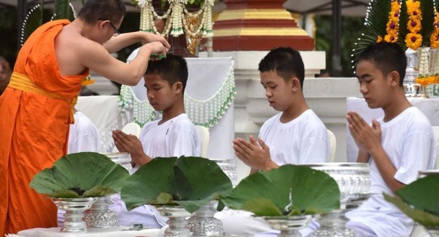 Đội bóng nhí Thái Lan bắt đầu nghi lễ đi tu sau khi được giải cứu - 8
Các cầu thủ thực hiện nghi lễ xuống tóc chiều 24/7. (Ảnh: AFP)