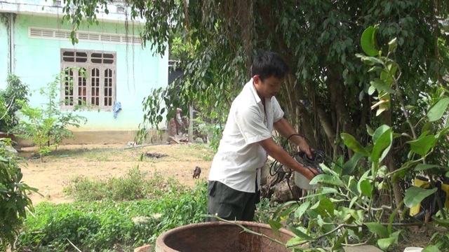 Người dân trong vùng ô nhiễm bãi rác Thọ Vức ngày đêm "sống trong sợ hãi"! - 2 Nguồn nước thải từ bãi rác thẩm thấu vào đất nên nhiều giếng nước của người dân đều bị ô nhiễm