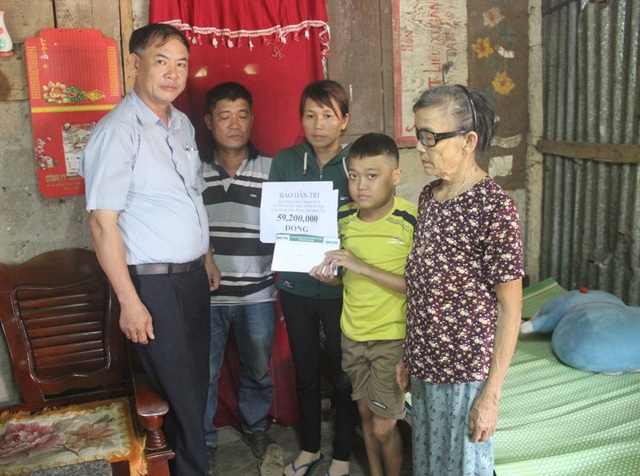 Bạn đọc giúp đỡ cháu trai bị thận hư gần 60 triệu đồng - 1 Thay mặt bạn đọc cả nước, ông Lê Quang – Chủ tịch UBND xã Triệu Long đã trao tận tay số tiền 59,200,000 đồng của bạn đọc ủng hộ đến gia đình anh Sang.