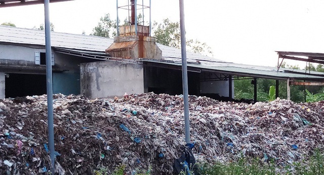 Nhà máy xử lý rác thải là "thủ phạm" gây ô nhiễm tại Bình Định! - 2 Bãi rác lộ thiên giữa nắng mưa phát sinh mùi hôi thối phát tán bay mùi vào nhà dân.