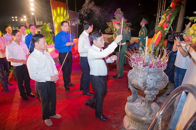 Xúc động khoảnh khắc thắp nén hương lên mộ các anh hùng liệt sĩ - 3 Lễ dâng hương, hoa tưởng niệm tại lễ đài.