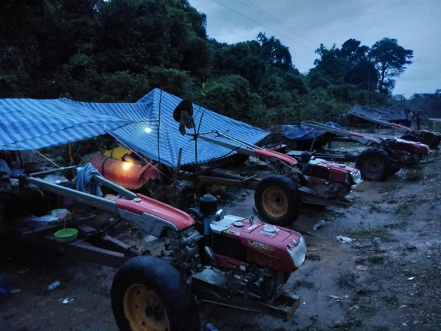 (Trực tiếp từ Lào): Các đoàn cứu trợ liên tục vào vùng rốn lũ - 11 Người dân phải ngủ tạm trên những chiếc xe công nông được phủ bạt sau khi di chuyển khỏi vùng ngập nước