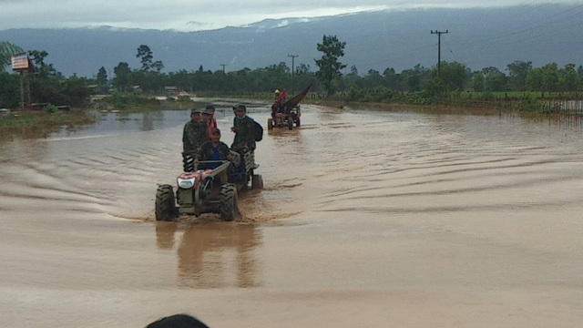 (Trực tiếp từ Lào): Các đoàn cứu trợ liên tục vào vùng rốn lũ - 6 Nước vẫn còn ngập khá sâu gây khó khăn trong việc di chuyển