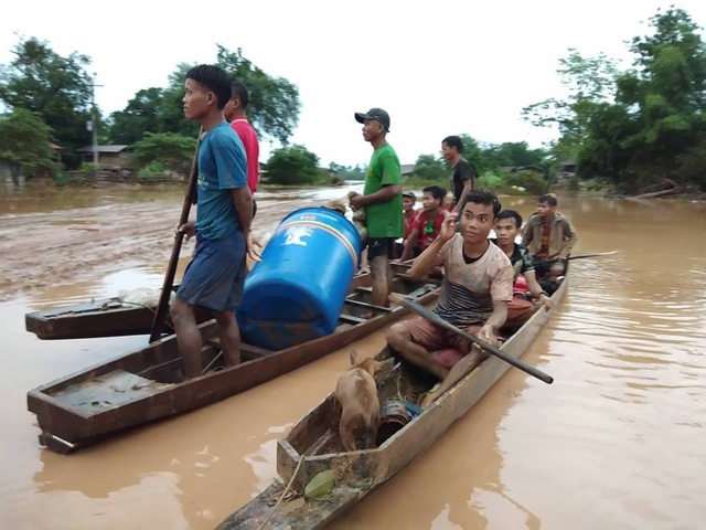 (Trực tiếp từ Lào): Cảnh tan hoang sau cơn “đại hồng thủy” - 4
Phương tiện chính di chuyển trong các bản là thuyền