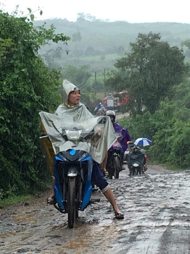 Vụ máy bay rơi: Việc tìm kiếm thi thể hai phi công gặp nhiều khó khăn - 4
Đường vào hiện trường lầy lội trong mưa lớn.
