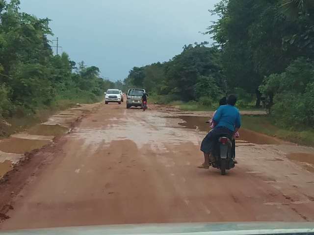 (Trực tiếp từ Lào): Các đoàn cứu trợ liên tục vào vùng rốn lũ - 2 Trời đổ mưa nên đường vào các thôn bản trơn trượt, lầy lội