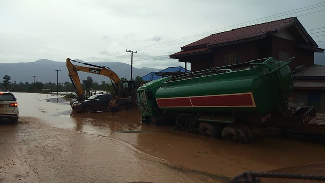 (Trực tiếp từ Lào): Các đoàn cứu trợ liên tục vào vùng rốn lũ - 7 Nhiều phương tiện, máy móc không thể di chuyển do nước ngập