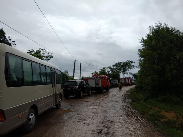 Vụ máy bay rơi: Việc tìm kiếm thi thể hai phi công gặp nhiều khó khăn - 1
Đường vào hiện trường máy bay rơi lầy lội do trời mưa, đường trơn.