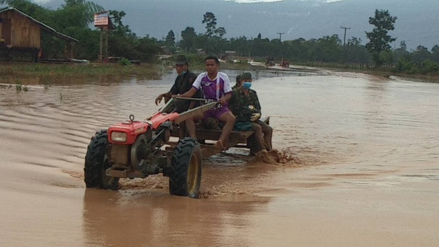 (Trực tiếp từ Lào): Các đoàn cứu trợ liên tục vào vùng rốn lũ - 4 (Trực tiếp từ Lào): Các đoàn cứu trợ liên tục vào vùng rốn lũ - 4