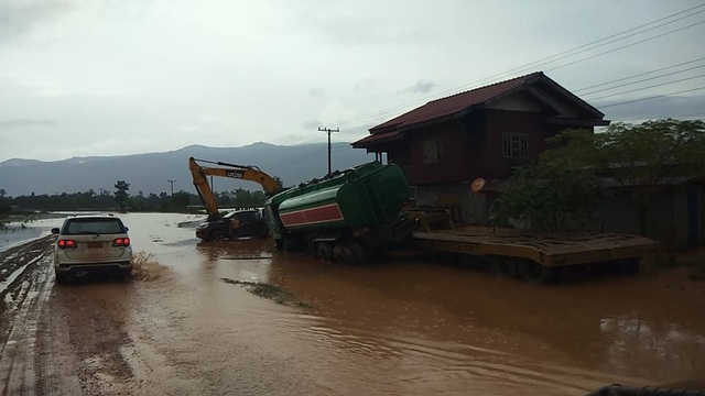 (Trực tiếp từ Lào): Cảnh tan hoang sau cơn “đại hồng thủy” - 2 Nhiều chiếc xe bị lũ cuốn trôi nằm bên đường