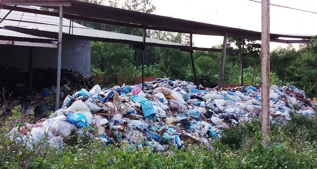 Nhà máy xử lý rác thải là "thủ phạm" gây ô nhiễm tại Bình Định! - 3 Lãnh đạo huyện Hoài Nhơn yêu cầu Công ty Duy Anh phải khắc phục các tồn tại bảo đảm môi trường cho nhân dân.