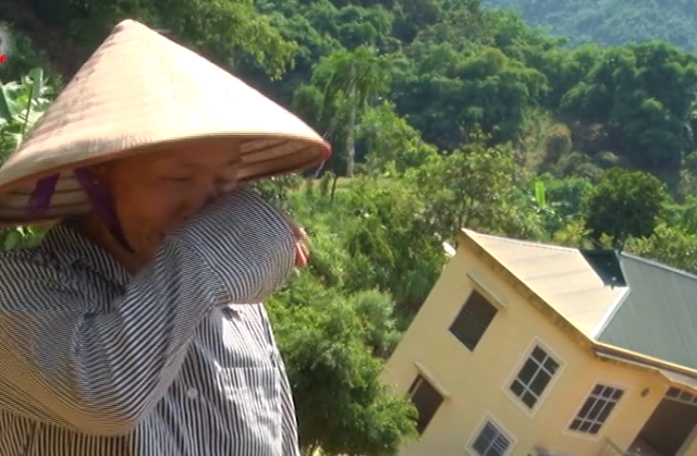 Kinh hãi nhìn ngôi nhà 2 tầng cheo leo bên bờ vực - 1
Bà Hoa khóc cạn nước mắt trước mất mát quá lớn về tài sản.